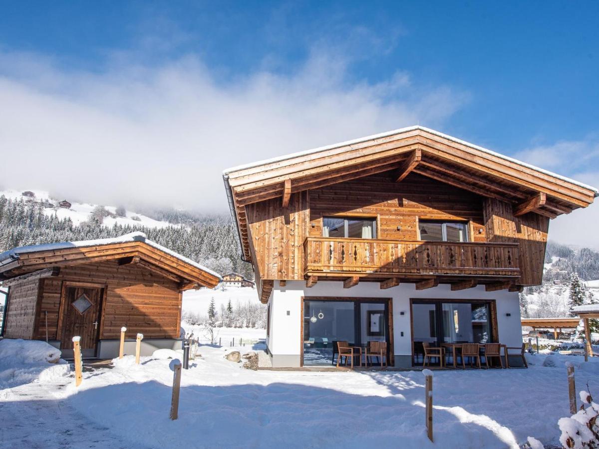 Apartment In Wald Im Pinzgau With A Carport Bagian luar foto