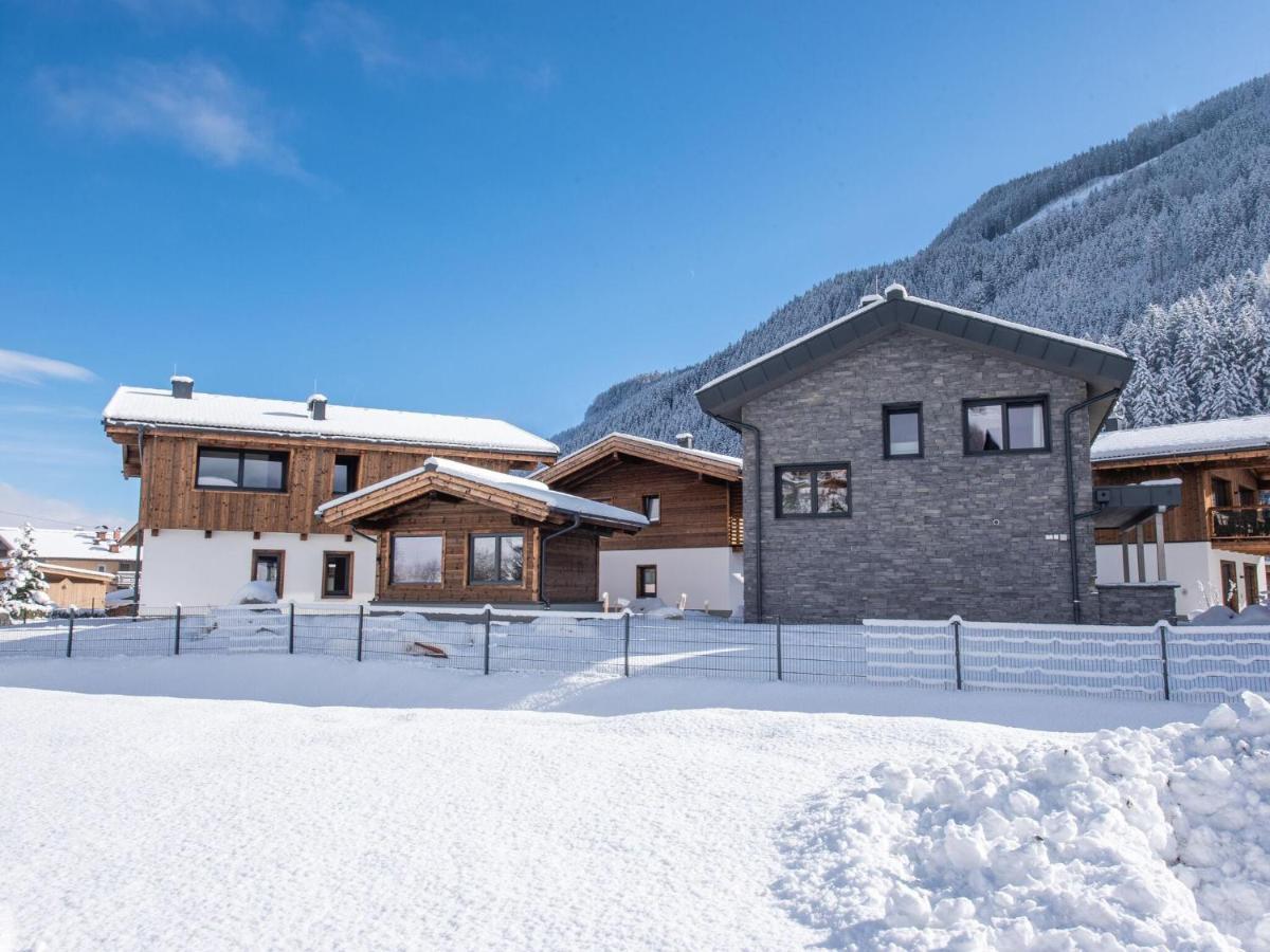 Apartment In Wald Im Pinzgau With A Carport Bagian luar foto